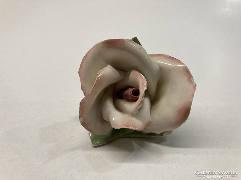 Aquincumi kézzel festett rózsa nipp, rózsa dísz porcelánból