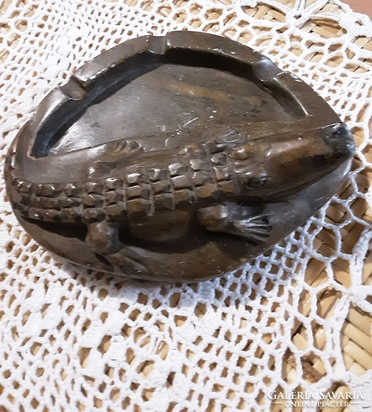 Gránit, kézzel faragott hamutál krokodil figurával, egyedi darab