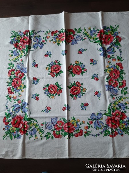 Rose-patterned old tablecloth 127 x 120 cm kept in a beautiful condition in a closet