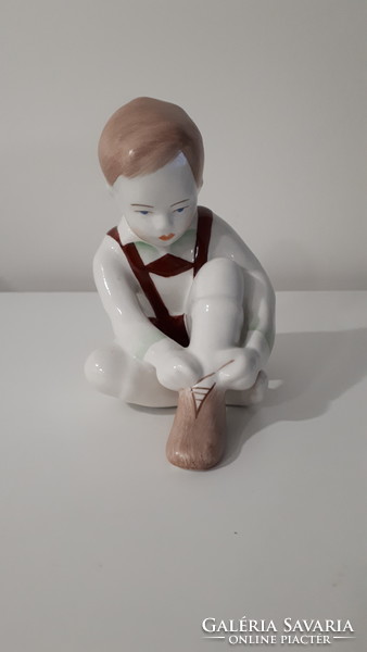 Öltöző kisfiú aquincumi porcelán