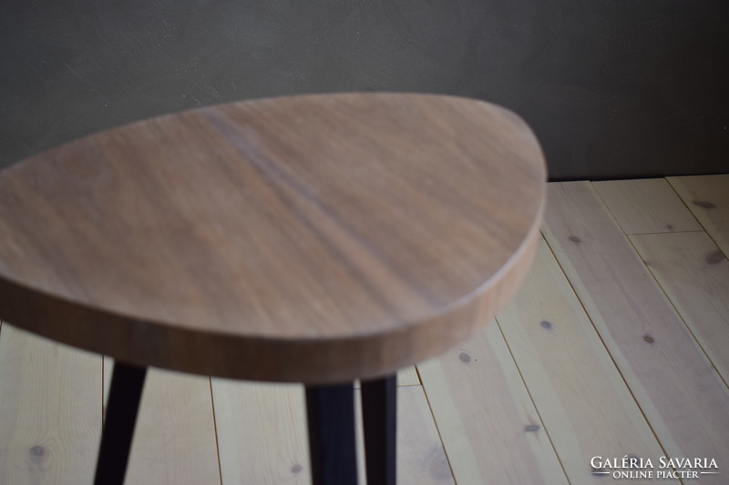 Retró dizájn asztalka, lerakóasztal dió furnérral, fekete lábbal egyedi iparművészeti termék
