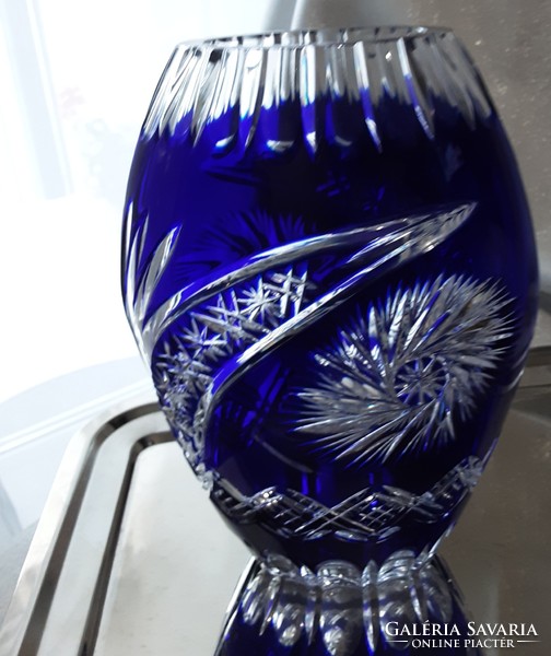 Királykék ólomkristály váza, gazdagon díszített, kézi csiszolás, egyedi, különleges, vitrin minőség