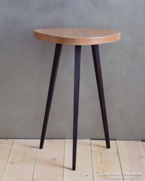 Retró dizájn asztalka, lerakóasztal dió furnérral, fekete lábbal egyedi iparművészeti termék
