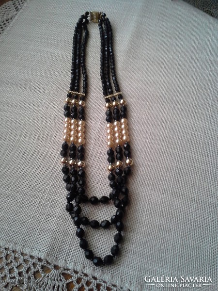 Art deco. 3-row black glass beads and cream tekla chain