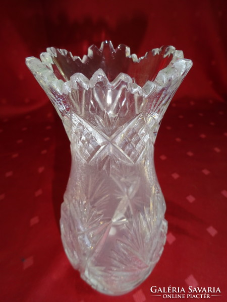 Beautifully patterned crystal vase, height 17 cm. He has!