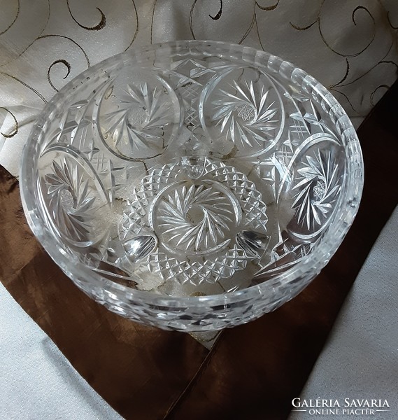 Antique crystal centerpiece, offering a nice polished pattern, in impeccable condition
