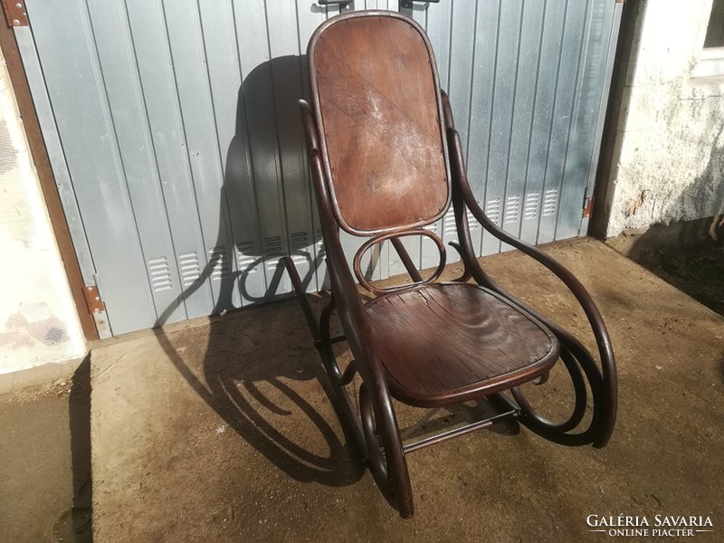 Felújításra Eredeti jelzett Antik BÉCSI THONET hintaszék.És egy Kohn.
