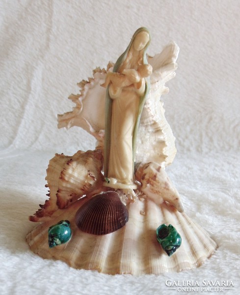 Szűz Mária kisdeddel, kegytárgy kagyló dekorációval