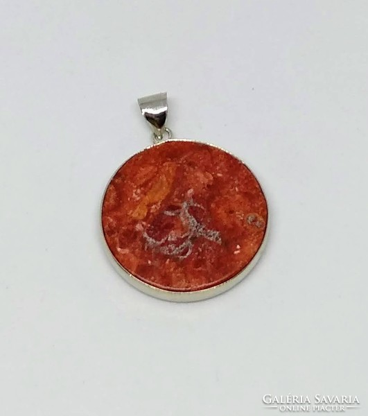 Vörös korall ásvány medál, ezüst színű foglalatban