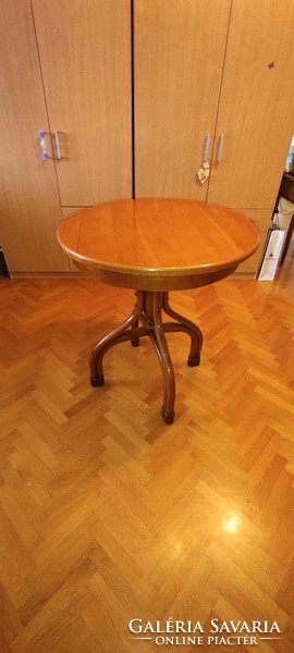 Antique thonet, tonet, tonet, round table in beautiful condition.Massive, condition, art nouveau art deco