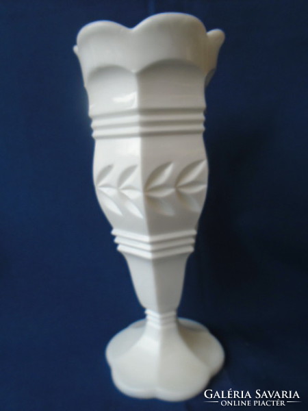 Retro  asztali váza igen vastagfalú  tejüvegből, magassága 21  cm