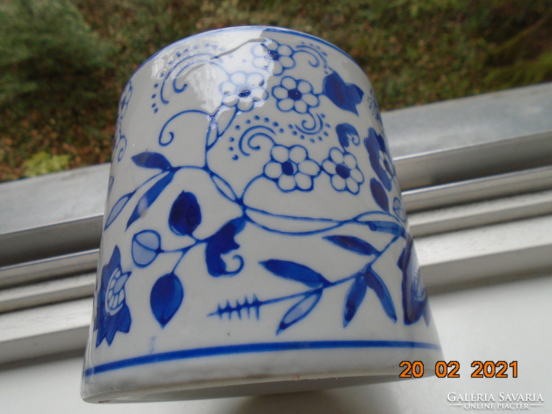 Antique hand-painted Meissen blue onion pattern sugar bowl with lid