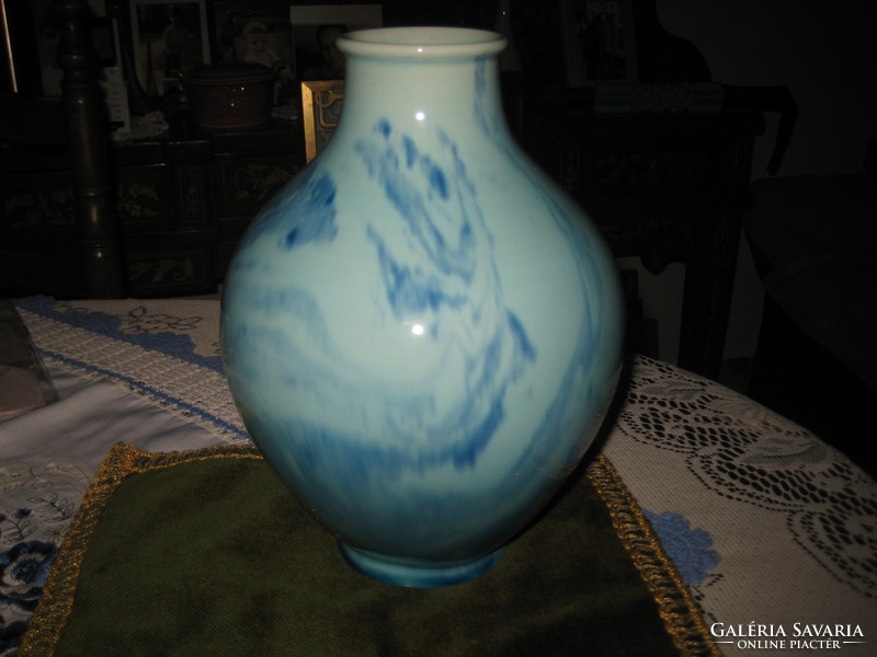 Zsolnay kék váza , ritán felbukkanó  forma  , szép állapot ,17 x 25 cm