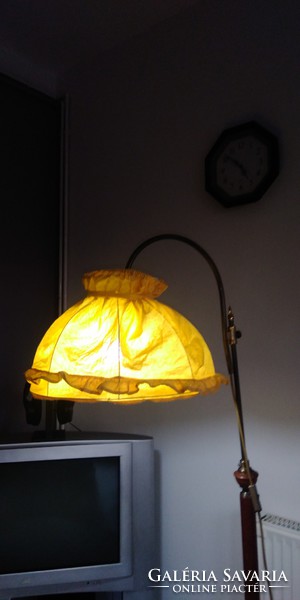 RUSZTIKUS VINTAGE RÉZ - FA  ÁLLÓLÁMPA, állítható magasságú ,hangulatos sárga textil búrával