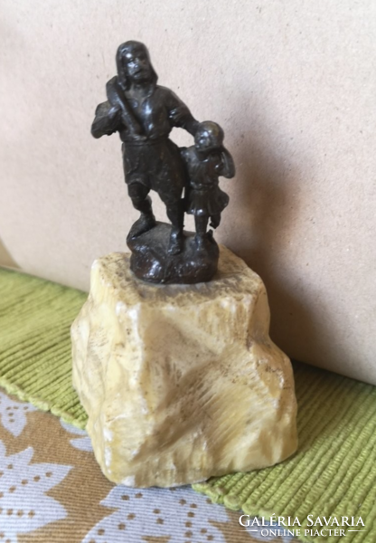 Kiránduló apa fia bécsi bronz szobor