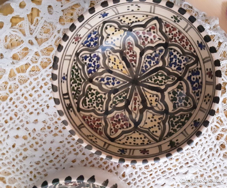 Arab kézműves 40,5, ill.13 cm kerámia tál, kínáló 3 db-os készlet, kézzel festett, eredeti, hibátlan