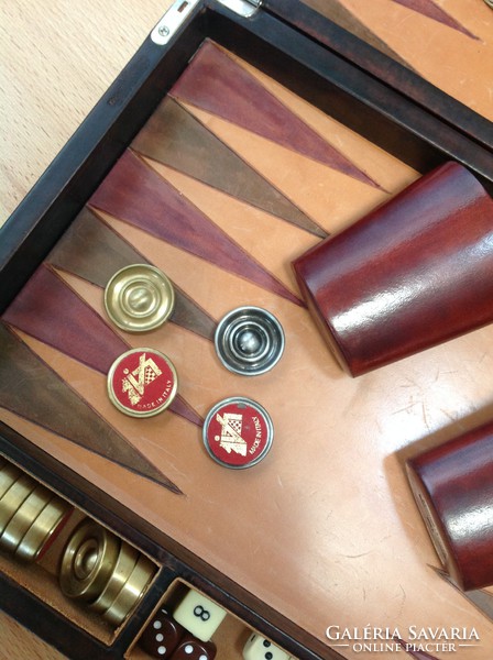 PERONI FIRENZE luxus márkájú Backgammon társasjáték bőr tartóban, fém figurákkal