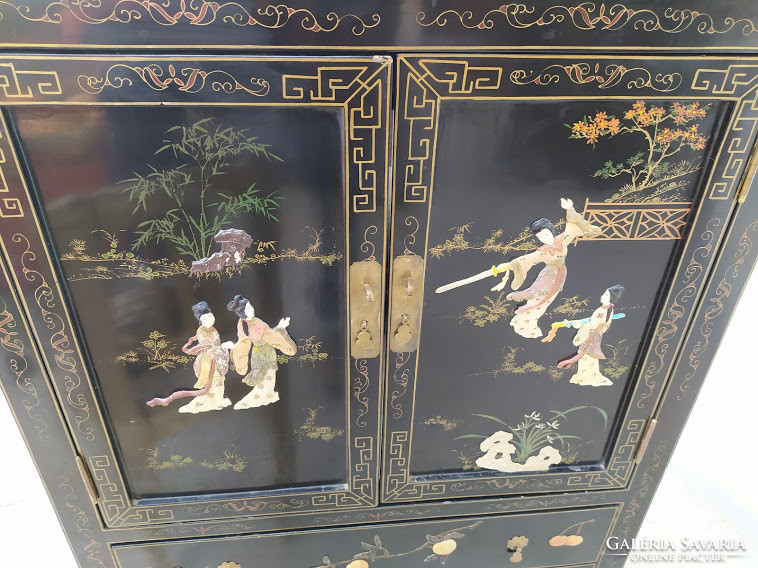 Antik kínai gésa életkép madár dombor berakásos 2 fiókos fekete lakk szekrény 3923