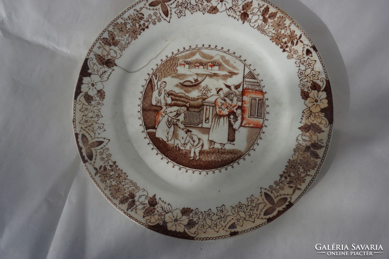 A genuine Chinese-style English antique porcelain decorative plate with a hand-painted live image is for sale with a small crack