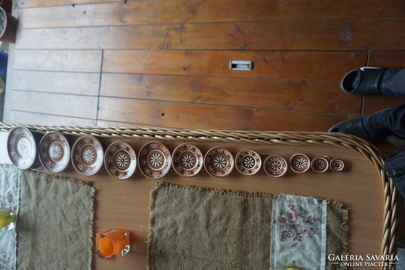 Magyaros népművészeti kerámia tányér sorozat összekötve fali dísznek eladó