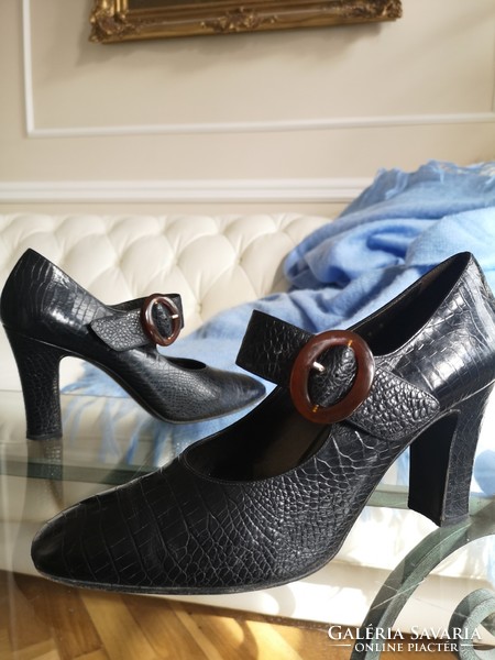 Ferragamo 39 black leather shoes, crocodile print, vinyl buckle,