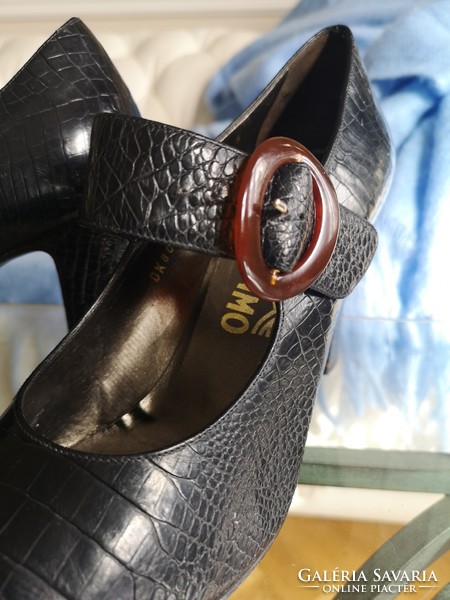 Ferragamo 39-es fekete bőrcipő, krokodil print, bakelit csat,