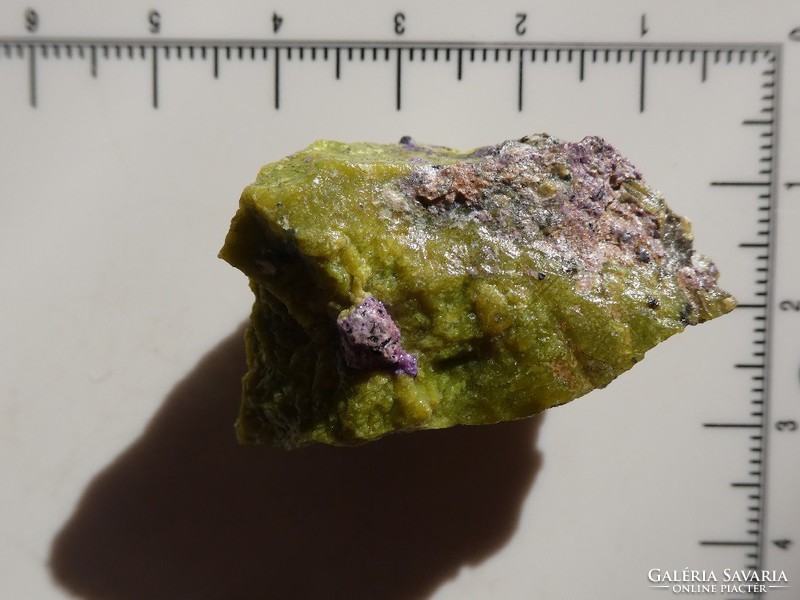 Természetes Szerpentin kő Stichtit kristályokkal (Atlantiszit). Gyűjteményi darab. 15 gramm