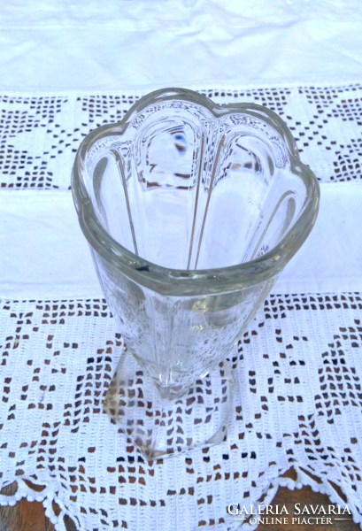 Antik, talpas ,vastag falú, nehéz,6 lapra csiszolt 18 cm magas, bieder üveg  váza ,pohár
