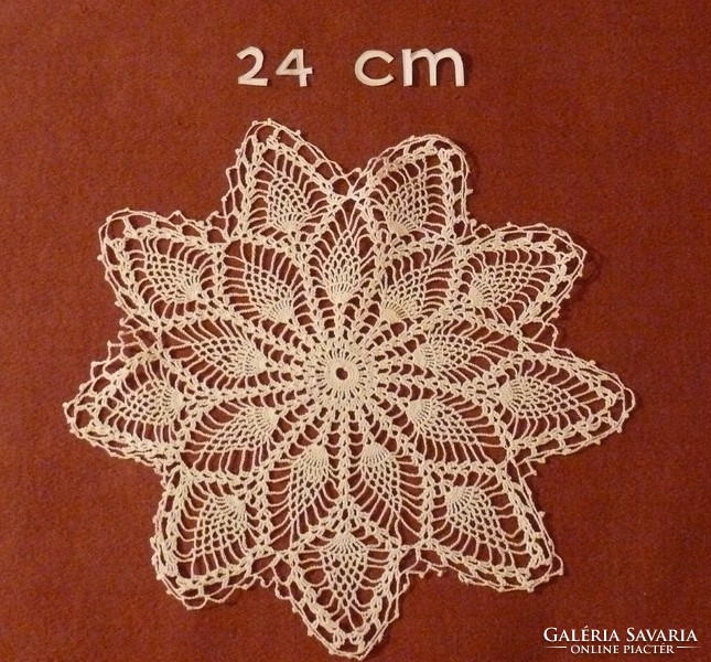 Fehér kerek, horgolt kis terítő, vitrin terítő, vitrinkendő, 24 cm