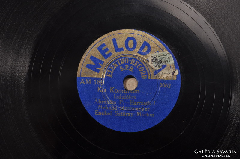 Little Komárom big Komárom, sings star Márton .Gramophone record 19.7cm,