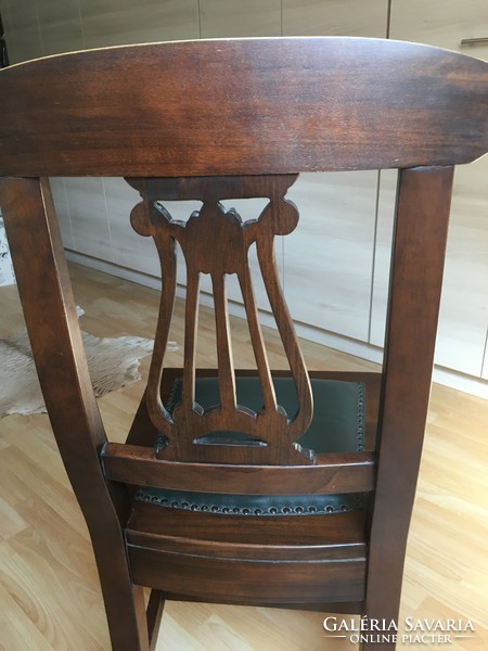 Különleges formájú szék garnitúra