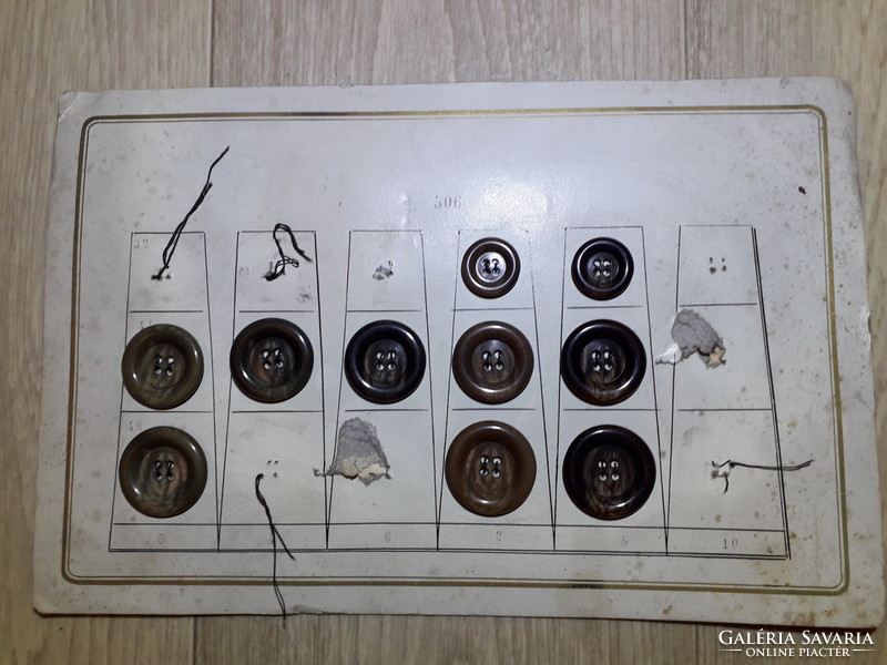 Antik szatócsbolti gomb készlet eredeti papír tárolóján