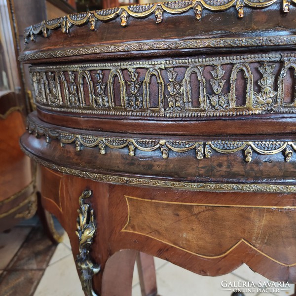 XIV. Lajos stílusú ovális asztalka