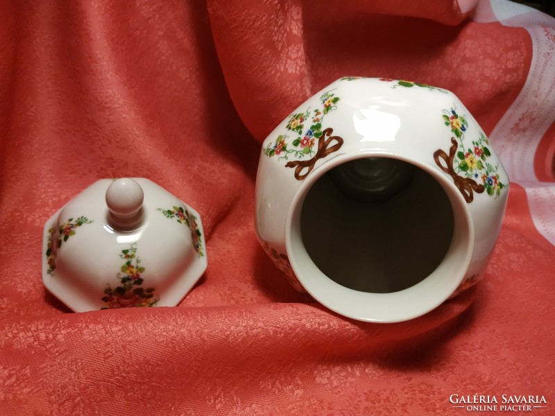 Lichte porcelain urn vase with lid