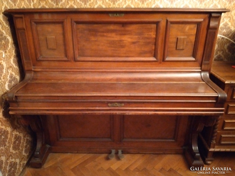 Pécsett ritka G. Schwechten páncéltőkés pianínó eladó