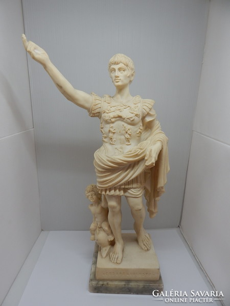 Octavianus, későbbi nevén Augustus császár. szobra alabástromból.