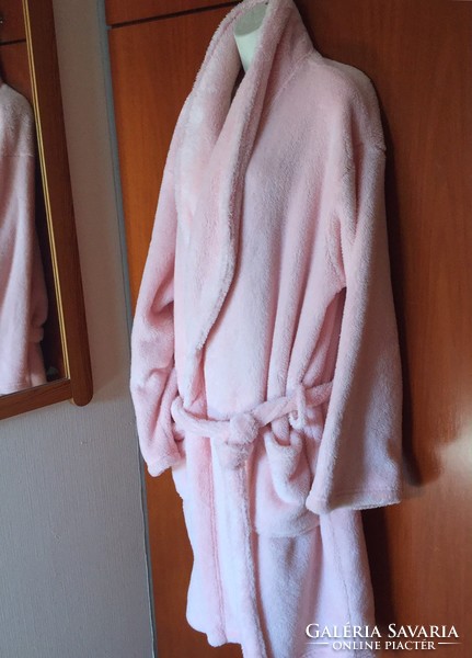 Női köntös ,fürdő köpeny teljesen új. Finom puha kellemes viselet színe hamvas rózsazsín.
