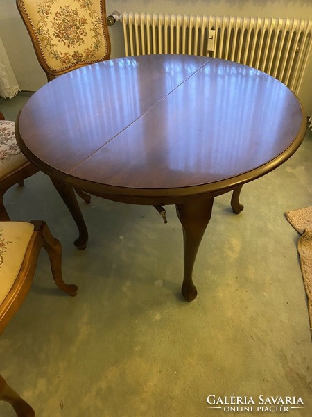 Chippendél barok asztal, goblein kárptu 4 darab csodás székkel eladó.Asztal átmérője 100cm és 45 cm