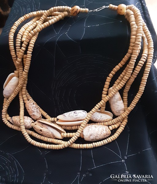 Afrikai, kézműves nyaklánc, kagylókkal kombinált 4 soros 45 cm hosszú , 8 db kagylót tartalmaz