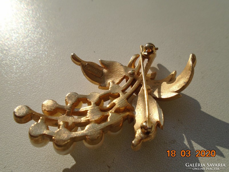 Trifari usa vintage collectible gold plated brooch with pearls