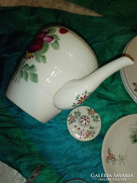 Kézzel festett ,vékony porcelán tea kiöntő tányérokkal.