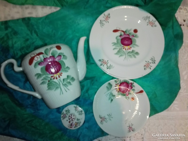 Kézzel festett ,vékony porcelán tea kiöntő tányérokkal.