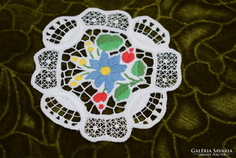 Hímzett riselt kalocsai mintás dísz terítő , lakástextil , dekoráció 11,5 x 11,5 cm