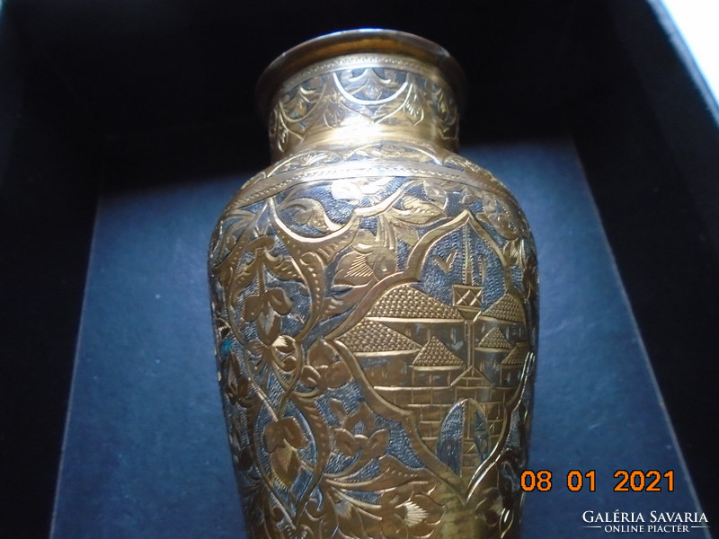 Niellós arabeszkkel,virágmintákkal 2 medalionban foglalt Keleti városképpel aranyozott kézműves váza