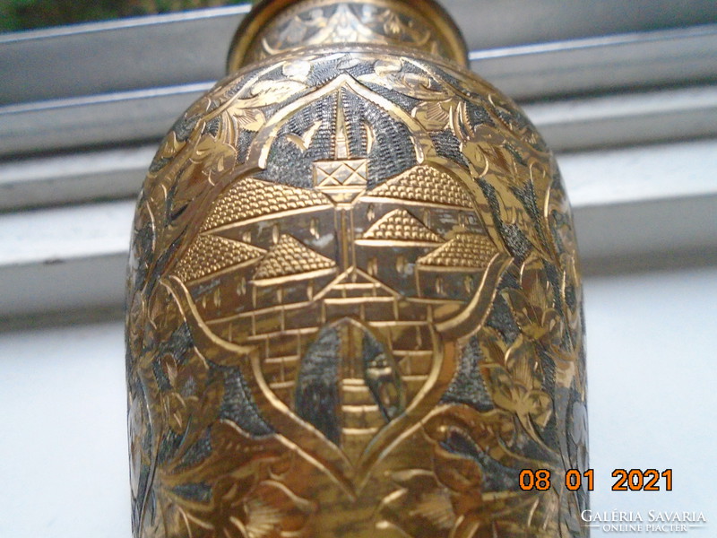 Niellós arabeszkkel,virágmintákkal 2 medalionban foglalt Keleti városképpel aranyozott kézműves váza