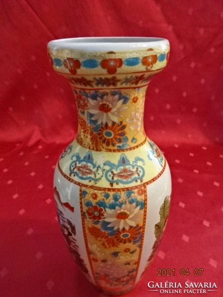Chinese porcelain vase, height 25 cm. He has!