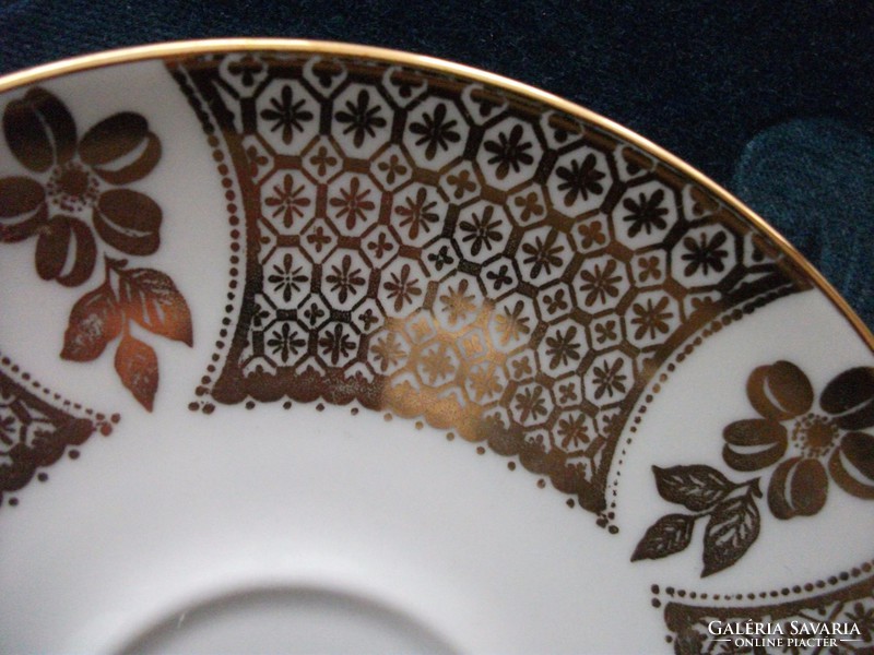 Plate with gold brocade pattern 15 cm