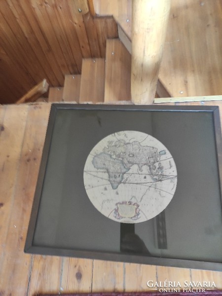 Üveglapos térképes dohányzóasztal