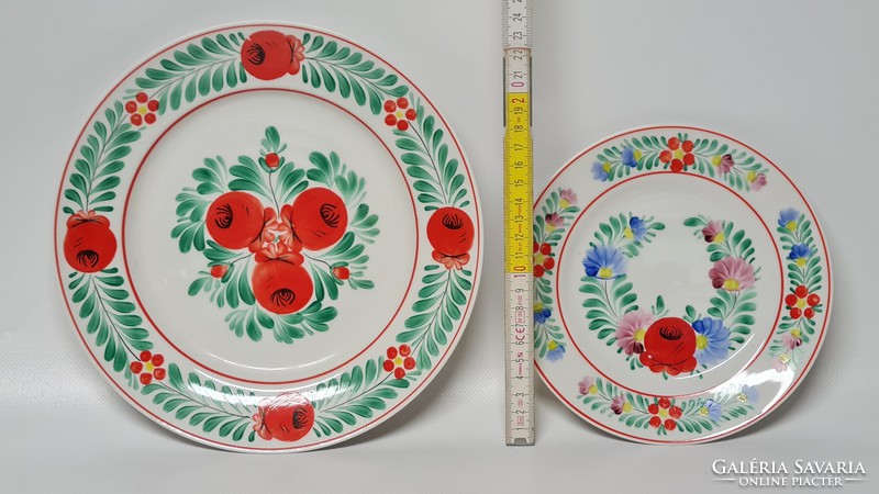 Hollóházi népi virágmintás porcelán dísztányér 2 db (1615)