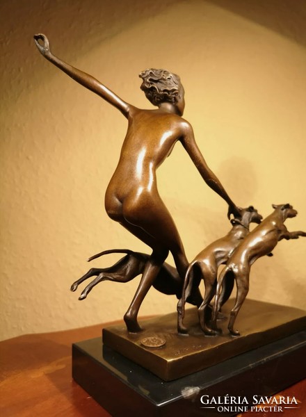 Kutyát sétáltató női akt - bronz szobor műalkotás